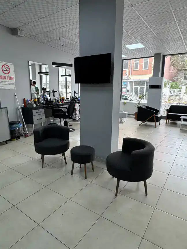 Kuafor Osso bekleme alanı ve salon iç mekanı